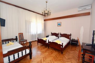 Bedroom Podstrana, Bedroom u smještaju tipa room, dostupna klima i WIFI.