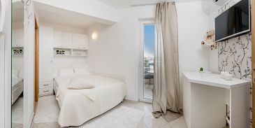 Bedroom Rogoznica, Bedroom u smještaju tipa room, dostupna klima i WIFI.