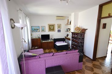 Living room Splitska, Living room u smještaju tipa apartment, dostupna klima i WIFI.