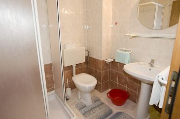 Bathroom Brela, Bathroom u smještaju tipa studio-apartment, dopusteni kucni ljubimci i WIFI.