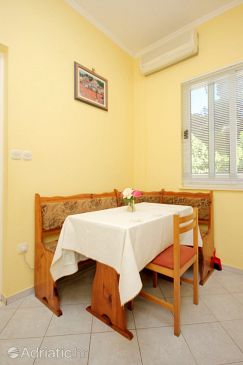 Dining room Slano, Dining room u smještaju tipa studio-apartment, dostupna klima, dopusteni kucni ljubimci i WIFI.