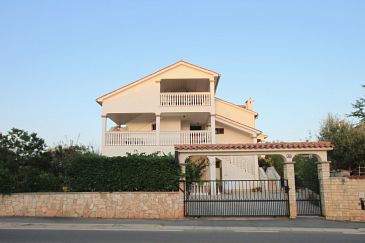 Property - Apartments and Rooms 2236 Property Peroj (Fažana) - Accommodation 2236 - Apartments and Rooms with pebble beach.