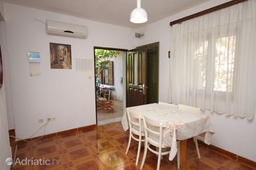 Dining room Slatine, Dining room u smještaju tipa studio-apartment, dostupna klima, dopusteni kucni ljubimci i WIFI.