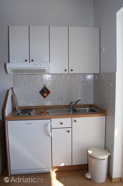Kitchen Baška Voda, Kitchen u smještaju tipa studio-apartment, dostupna klima i WIFI.