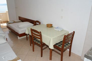 Dining room Igrane, Dining room u smještaju tipa studio-apartment.