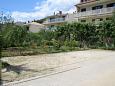 Parking lot - Rooms 2729 Parking lot Duće (Omiš) - Accommodation 2729 - Rooms near sea with sandy beach.