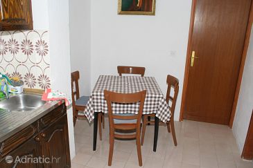 Dining room Duće, Dining room u smještaju tipa apartment.