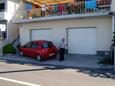 Parking lot Mali Rat, Omiš, Parking lot 2811 - Apartments blizu mora with pebble beach.