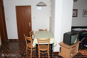 Dining room Bol, Dining room u smještaju tipa studio-apartment.