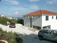 Parking lot - Apartments 3036 Parking lot Milna (Vis) - Accommodation 3036 - Apartments near sea with rocky beach.