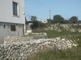 Courtyard - Rooms 3050 Courtyard Loznati (Cres) - Accommodation 3050 - Rooms with pebble beach.