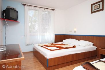 Bedroom Drašnice, Bedroom u smještaju tipa room, dostupna klima, dopusteni kucni ljubimci i WIFI.