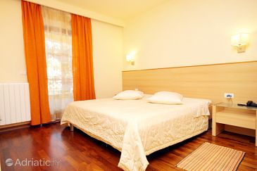 Bedroom Kršin, Bedroom u smještaju tipa room, dostupna klima, dopusteni kucni ljubimci i WIFI.