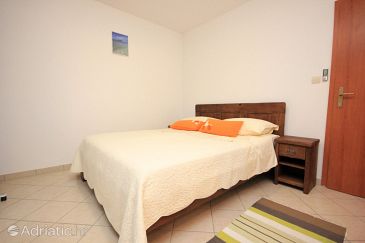 Bedroom Kaštel Lukšić, Bedroom u smještaju tipa room, dostupna klima i WIFI.