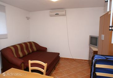 Living room 1 Slatine, Living room 1 u smještaju tipa apartment, dostupna klima.