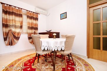 Dining room Lumbarda, Dining room u smještaju tipa apartment, dostupna klima i WIFI.