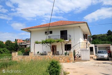 Property - Apartments 4590 Property Jelsa (Hvar) - Accommodation 4590 - Apartments with pebble beach.