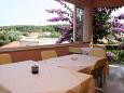 Courtyard - Rooms 4600 Courtyard Vrboska (Hvar) - Accommodation 4600 - Rooms near sea with pebble beach.