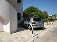 Parking lot - Apartments 4633 Parking lot Vrboska (Hvar) - Accommodation 4633 - Apartments with pebble beach.