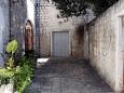 Courtyard - Rooms 4869 Courtyard Trogir (Trogir) - Accommodation 4869 - Rooms near sea with pebble beach.
