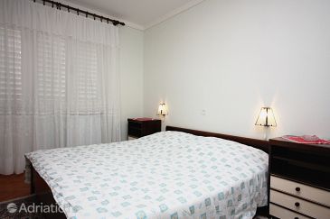 Bedroom Banjol, Bedroom u smještaju tipa room, dopusteni kucni ljubimci i WIFI.