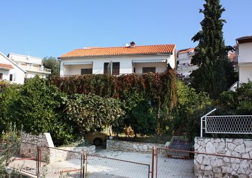 Property - Apartments 5227 Property Trogir (Trogir) - Accommodation 5227 - Apartments near sea with pebble beach.