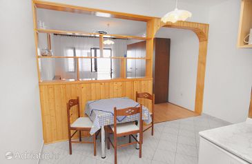 Dining room Klenovica, Dining room u smještaju tipa studio-apartment, dopusteni kucni ljubimci i WIFI.