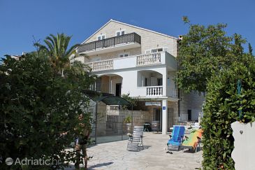 Property - Apartments 5632 Property Bol (Brač) - Accommodation 5632 - Apartments near sea with pebble beach.