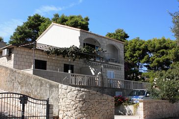 Property - Apartments 5643 Property Puntinak (Brač) - Accommodation 5643 - Apartments near sea.