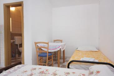 Dining room Splitska, Dining room u smještaju tipa studio-apartment, dopusteni kucni ljubimci i WIFI.
