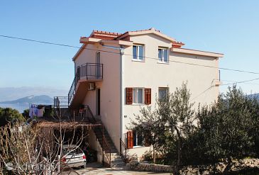 Property - Apartments 5998 Property Slatine (Čiovo) - Accommodation 5998 - Apartments with pebble beach.