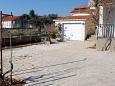 Parking lot - Apartments 6015 Parking lot Vinišće (Trogir) - Accommodation 6015 - Apartments near sea with pebble beach.
