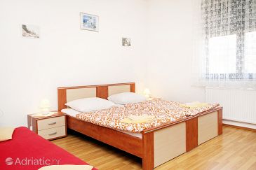 Bedroom Kaštel Štafilić, Bedroom u smještaju tipa room, dostupna klima i WIFI.