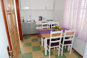 Dining room Podstrana, Dining room u smještaju tipa studio-apartment, WIFI.