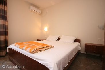 Bedroom Stara Novalja, Bedroom u smještaju tipa room, dostupna klima i WIFI.