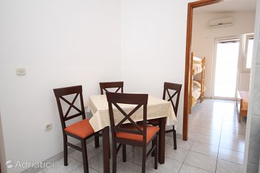 Dining room Metajna, Dining room u smještaju tipa apartment, WIFI.