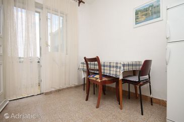 Dining room Metajna, Dining room u smještaju tipa apartment.