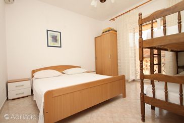 Bedroom 1 Metajna, Bedroom 1 u smještaju tipa room, dostupna klima.