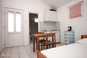 Dining room Podaca, Dining room u smještaju tipa studio-apartment, dopusteni kucni ljubimci i WIFI.