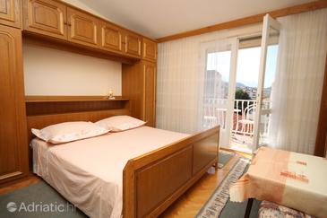 Bedroom Makarska, Bedroom u smještaju tipa room, dostupna klima i WIFI.