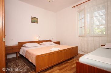 Bedroom Sućuraj, Bedroom u smještaju tipa room, dopusteni kucni ljubimci i WIFI.