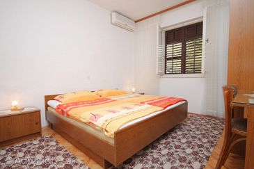 Bedroom Makarska, Bedroom u smještaju tipa room, dostupna klima i WIFI.