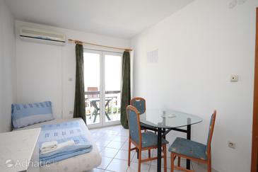 Dining room Baška Voda, Dining room u smještaju tipa apartment, dostupna klima.