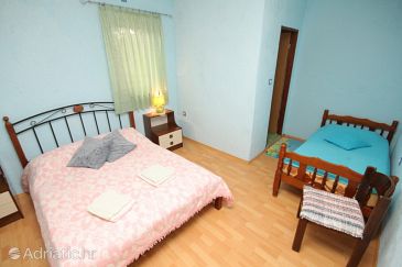Bedroom Motovun - Brkač, Bedroom u smještaju tipa room, dopusteni kucni ljubimci.