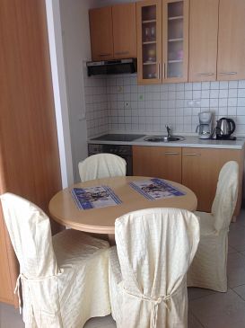 Dining room Ičići, Dining room u smještaju tipa studio-apartment, dostupna klima i WIFI.