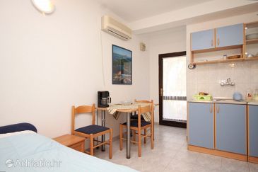 Dining room Artatore, Dining room u smještaju tipa studio-apartment, dostupna klima i WIFI.