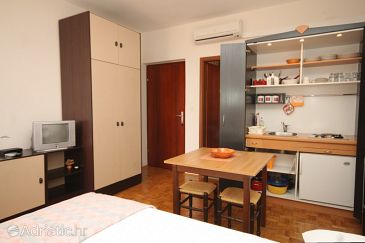 Dining room Kukljica, Dining room u smještaju tipa studio-apartment, dostupna klima, dopusteni kucni ljubimci i WIFI.
