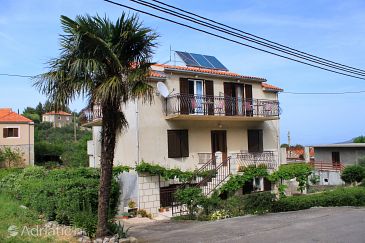 Property - Apartments 8733 Property Vrisnik (Hvar) - Accommodation 8733 - Apartments with pebble beach.