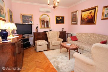 Living room 1 Rožat, Living room 1 u smještaju tipa house, dostupna klima i WIFI.