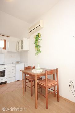 Dining room Vis, Dining room u smještaju tipa studio-apartment, dostupna klima.